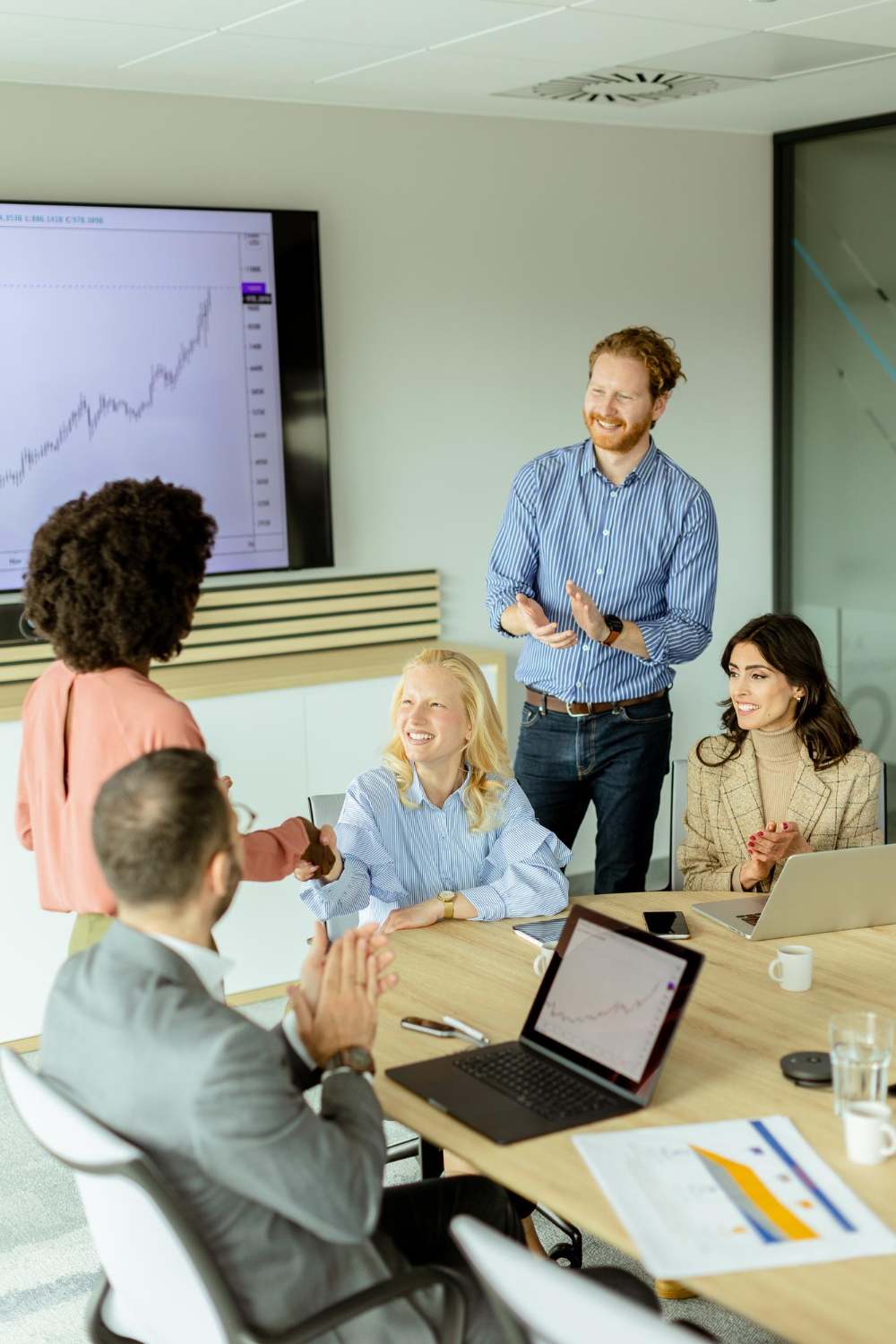 多元化团队在现代办公室中协作会议，象征西进门户帮助中国用户跨越语言与信息障碍，找到可信赖的西方合作伙伴